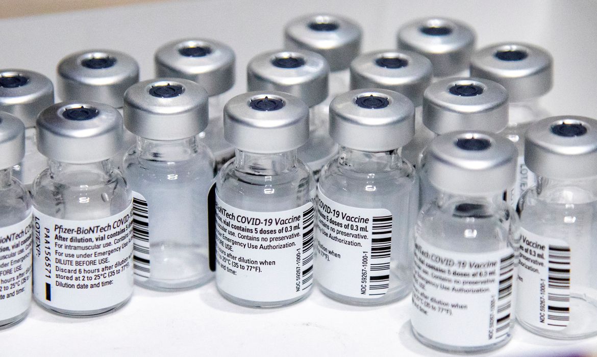 Brasil recebe mais 600 mil doses de vacinas da Pfizer Brasil recebe mais 600 mil doses de vacinas da Pfizer