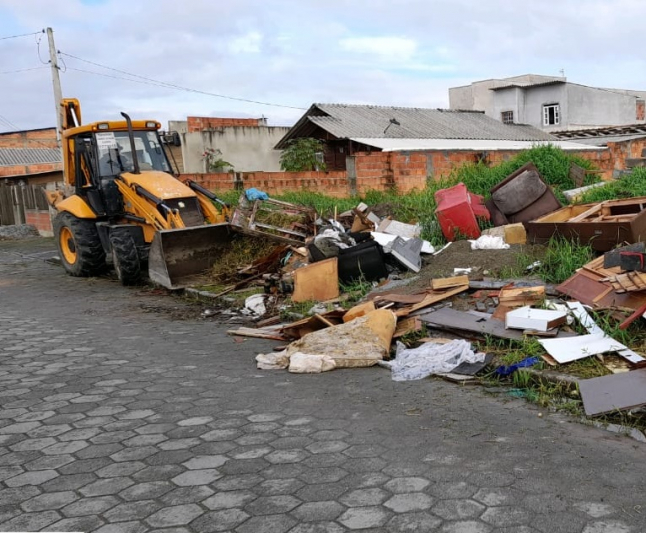 “Cidade Limpa”: Secretaria de Obras recolhe 420 toneladas de entulho no bairro Nossa Senhora das Graças “Cidade Limpa”: Secretaria de Obras recolhe 420 toneladas de entulho no bairro Nossa Senhora das Graças