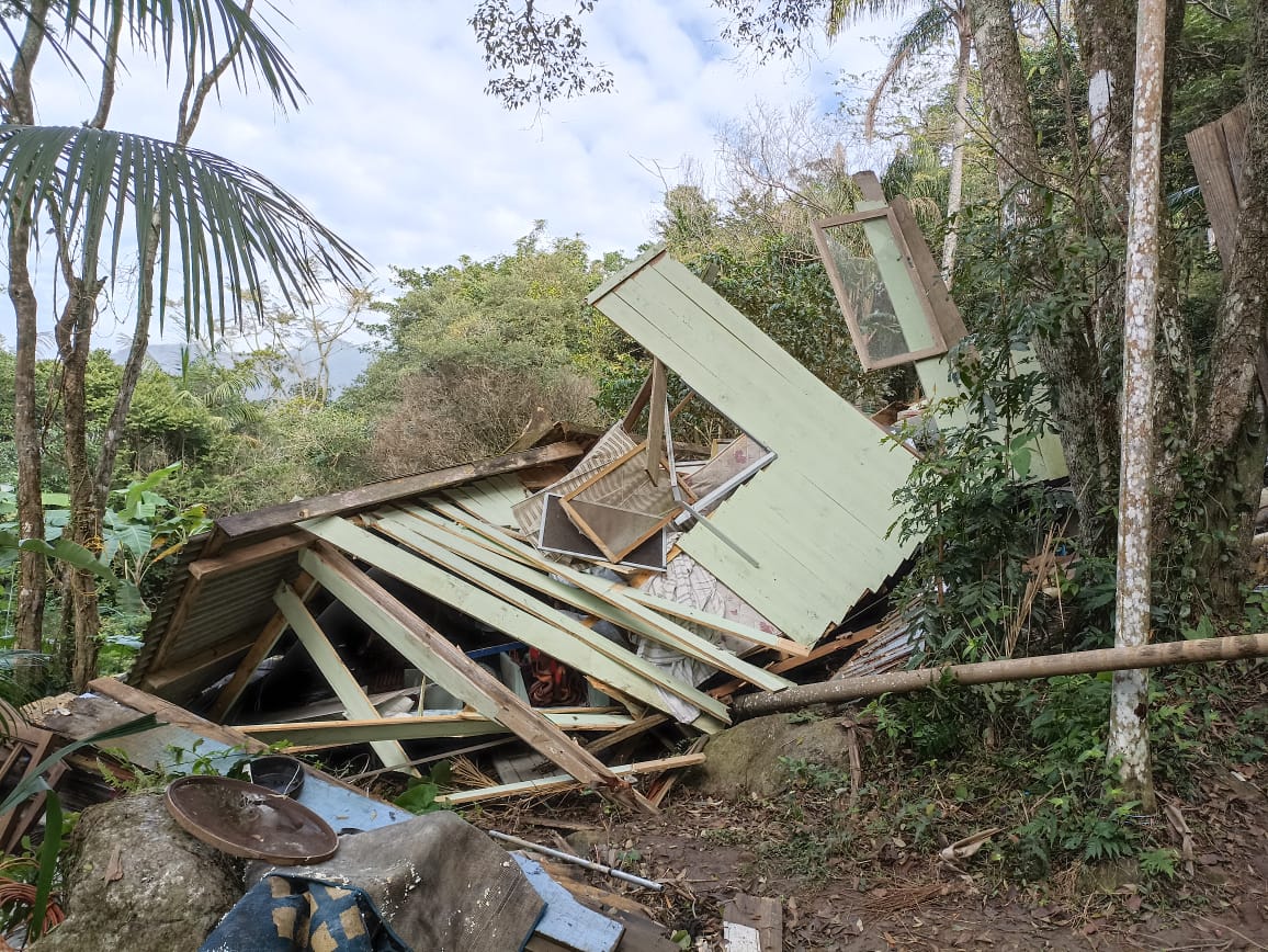 “Construções Irregulares”: Contida invasão no Monumento Natural Lagoa do Peri “Construções Irregulares”: Contida invasão no Monumento Natural Lagoa do Peri