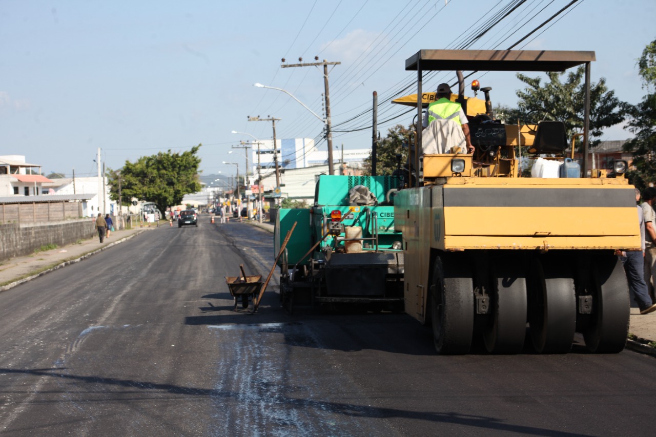 Novo asfalto e prolongamento contemplam melhorias na rua Agílio Cunha Novo asfalto e prolongamento contemplam melhorias na rua Agílio Cunha