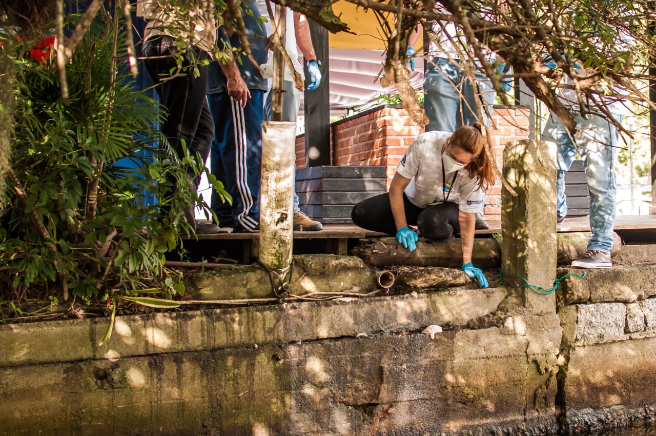 Ação do Trato Pela Lagoa lacra ligação clandestina de restaurante na Barra da Lagoa Ação do Trato Pela Lagoa lacra ligação clandestina de restaurante na Barra da Lagoa