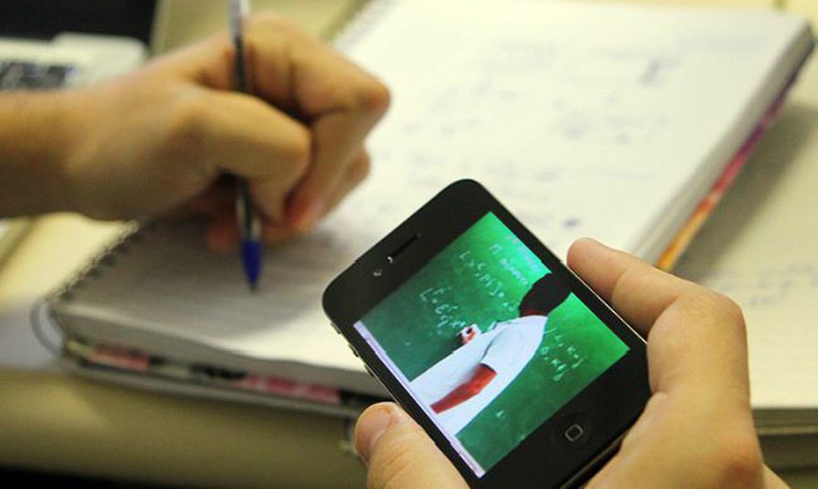 Pesquisa mostra que 99,3% das escolas suspenderam aulas presenciais Pesquisa mostra que 99,3% das escolas suspenderam aulas presenciais