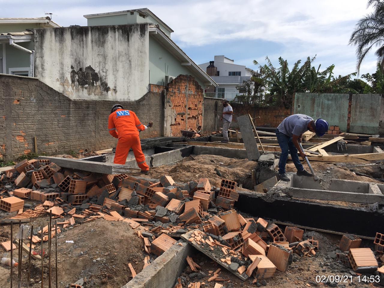 “Embargos em construções irregulares”: Prefeitura de Florianópolis faz demolições e embargos em construções irregulares