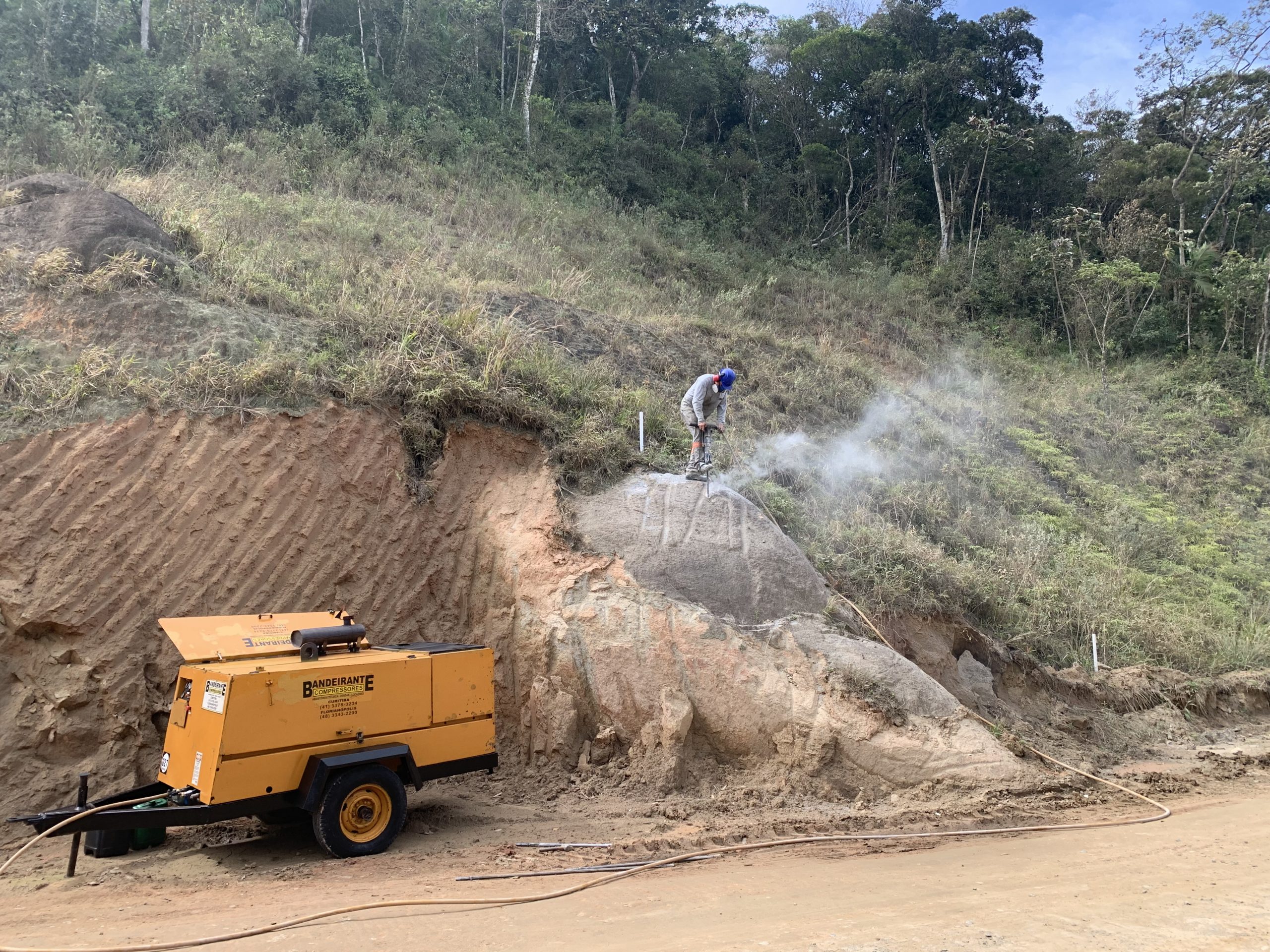 “Porto Belo”: Rochas são retiradas para alargamento de via no Morro de Zimbros