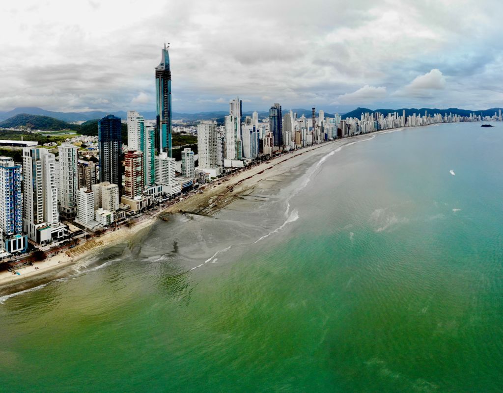 Balneário Camboriú: Recuperação da faixa de areia avança