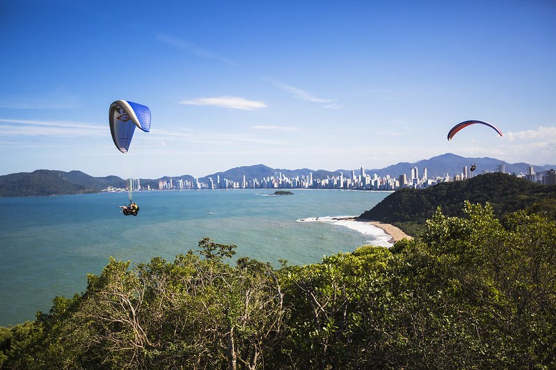 Voos duplos de parapente serão oferecidos em troca de donativos neste fim de semana