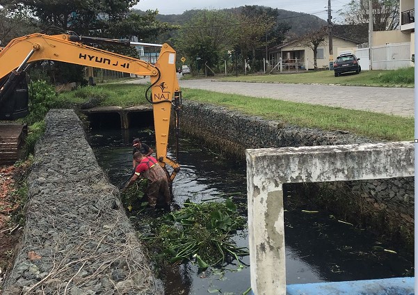 Prefeitura inicia limpeza no canal de drenagem da Radial Leste no Gravatá