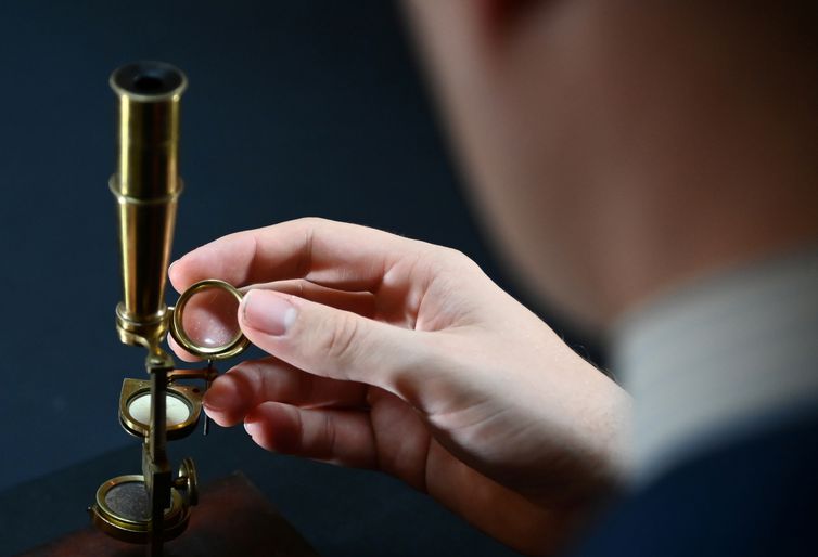 “A Origem das Espécies”: Microscópio usado por Darwin em observações científicas será leiloado