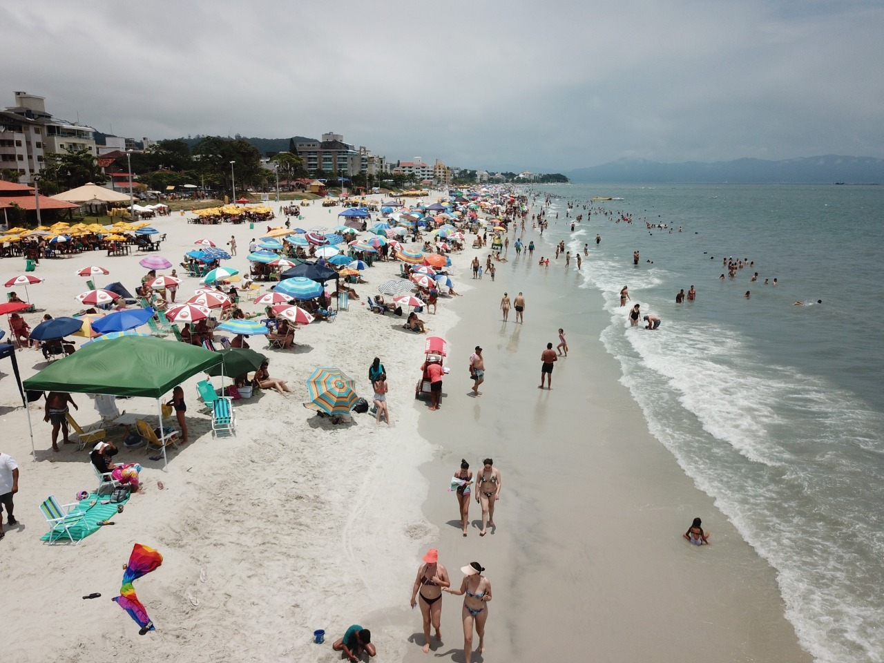 “Verão da Virada”: Prefeitura de Florianópolis lança editais para sorteio de vagas de ambulantes nas praias