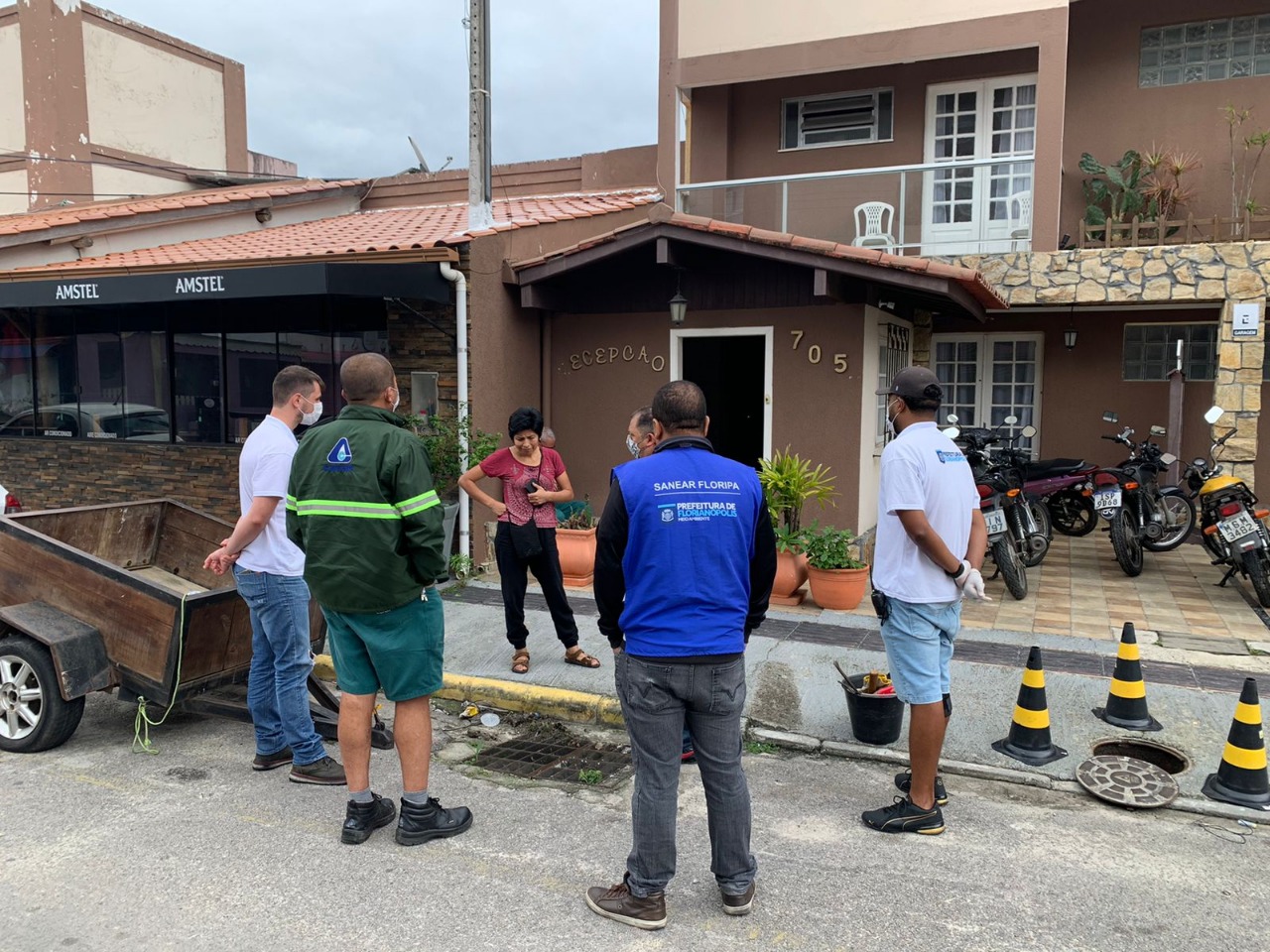 “Blitz Sanear”: Força-tarefa contra esgoto irregular fiscaliza imóveis em quatro bairros de Florianópolis, com intimações, multas e lacre