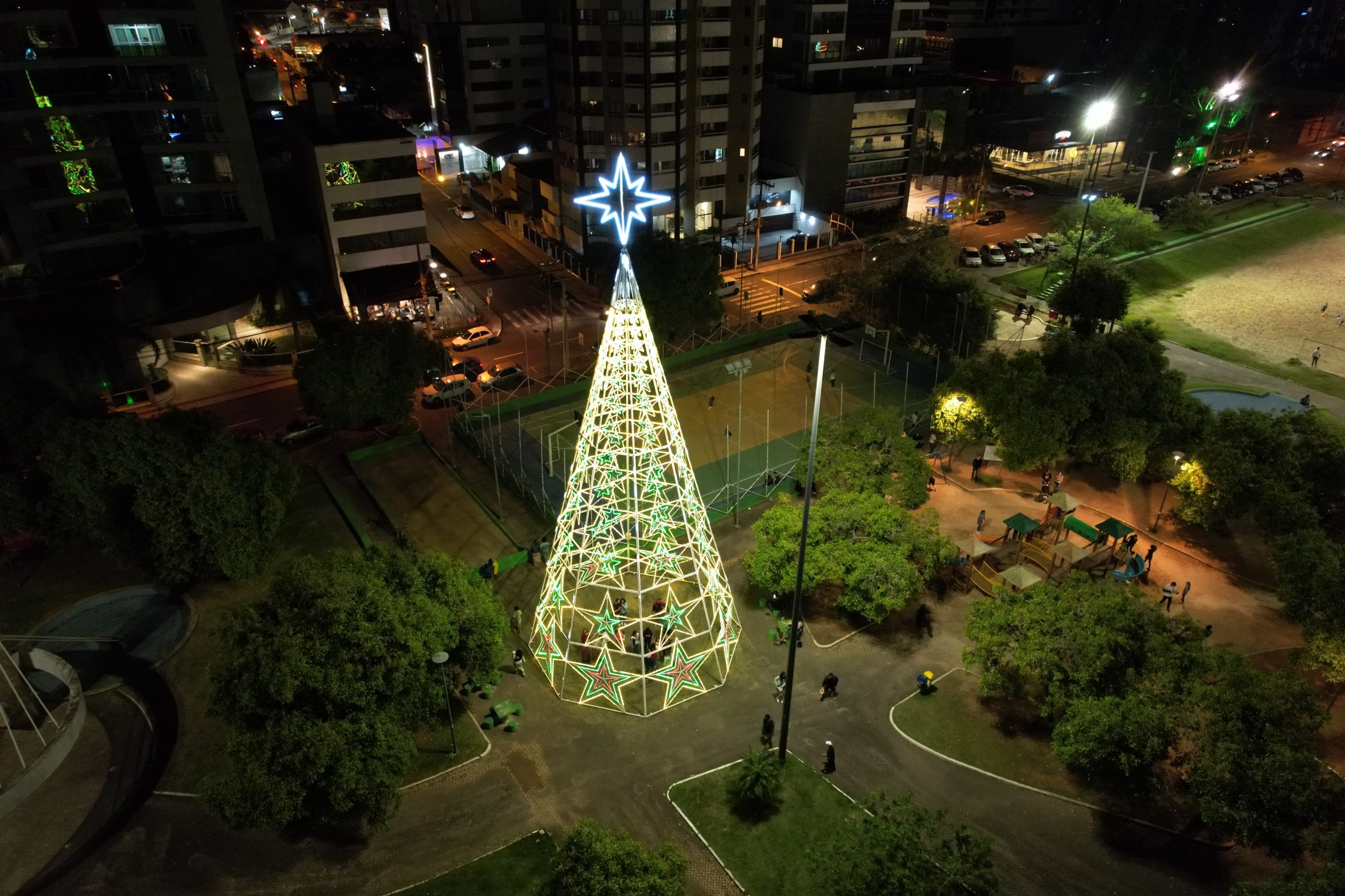 “Luzes de Natal”: Iluminação natalina em Itajaí é atrativo para a retomada da atividade econômica local