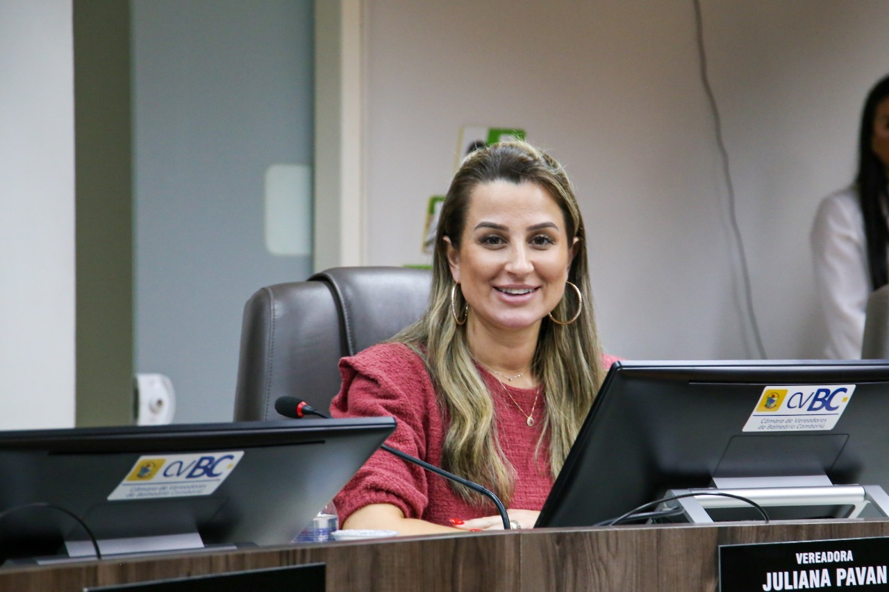 Juliana Pavan quer informações sobre áreas de risco de deslizamentos em Balneário Camboriú