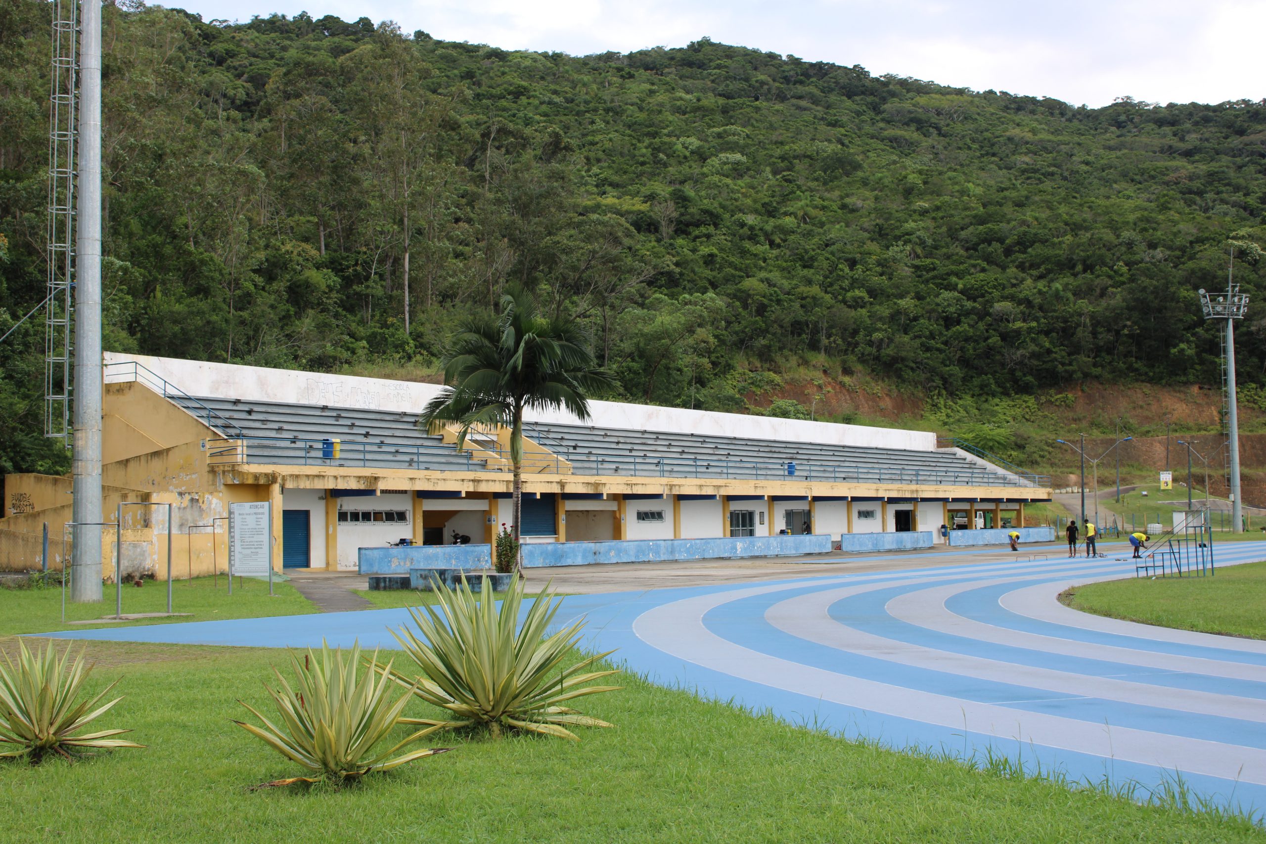 “Pista de Atletismo”: ordem de serviço confirma a reconstrução da arquibancada