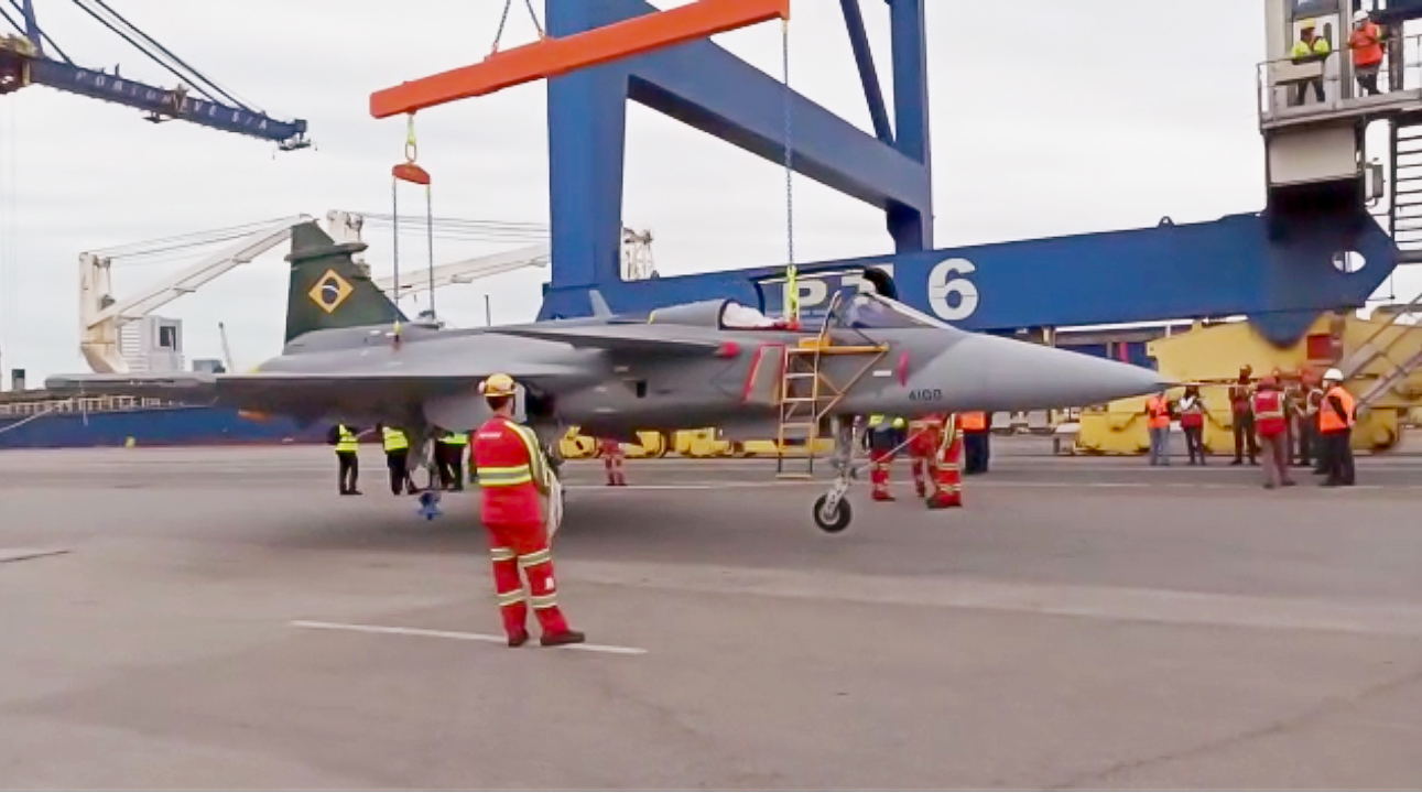 “Força Aérea Brasileira”: Caças Gripen F-39 chegam ao aeroporto de Navegantes