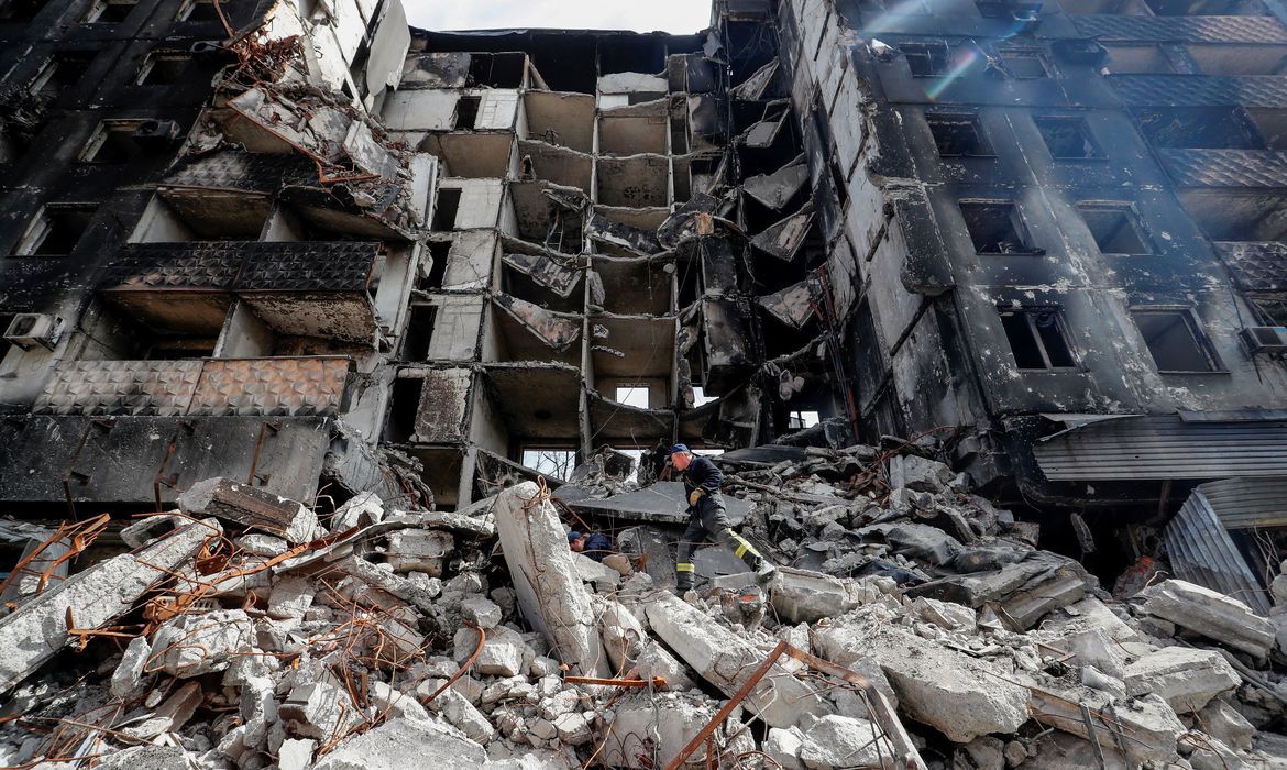 Ucrânia: dezenas de milhares foram mortos em Mariupol em ataque russo