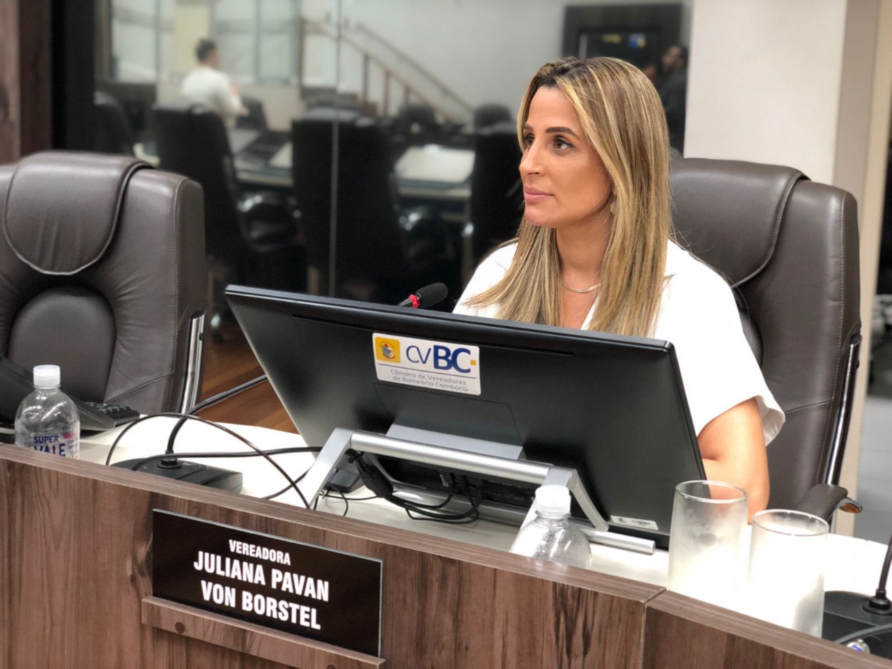 Juliana Pavan quer que prefeitura estude a contratação de segurança privada nos prédios públicos de Balneário Camboriú