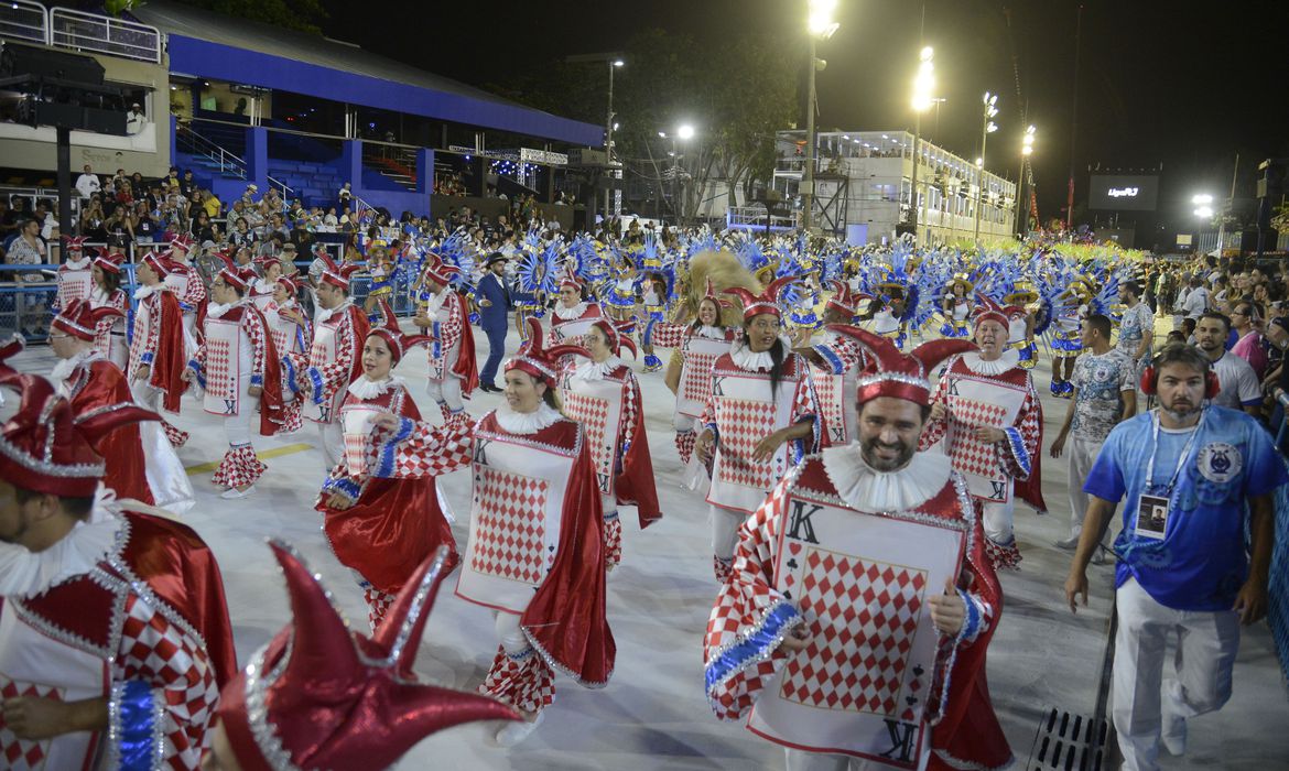 Carnaval Fora de Época: Primeiro dia de desfiles no Sambódromo tem acidente e atrasos