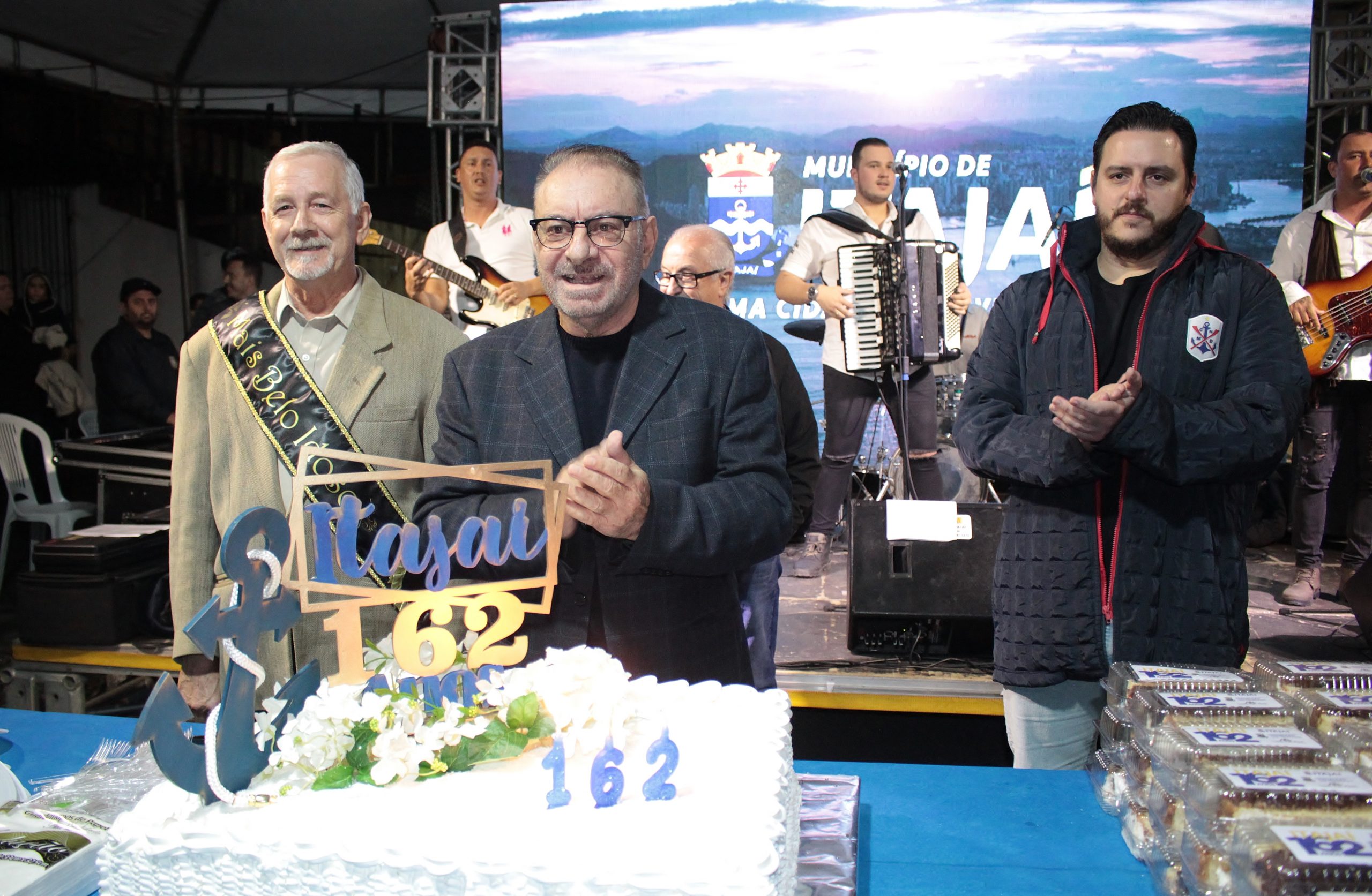 Aniversário de Itajaí: Comunidade do Cidade Nova participa de corte do bolo de ‘162 anos de Itajaí’