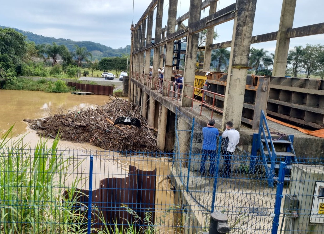 Sistema de abastecimento de água de Itajaí está prejudicado por turbidez