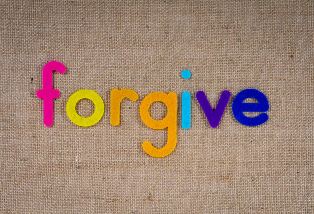 O poder do perdão: entenda como superar sentimentos de mágoa e vingança podem contribuir para a saúde e vida plena