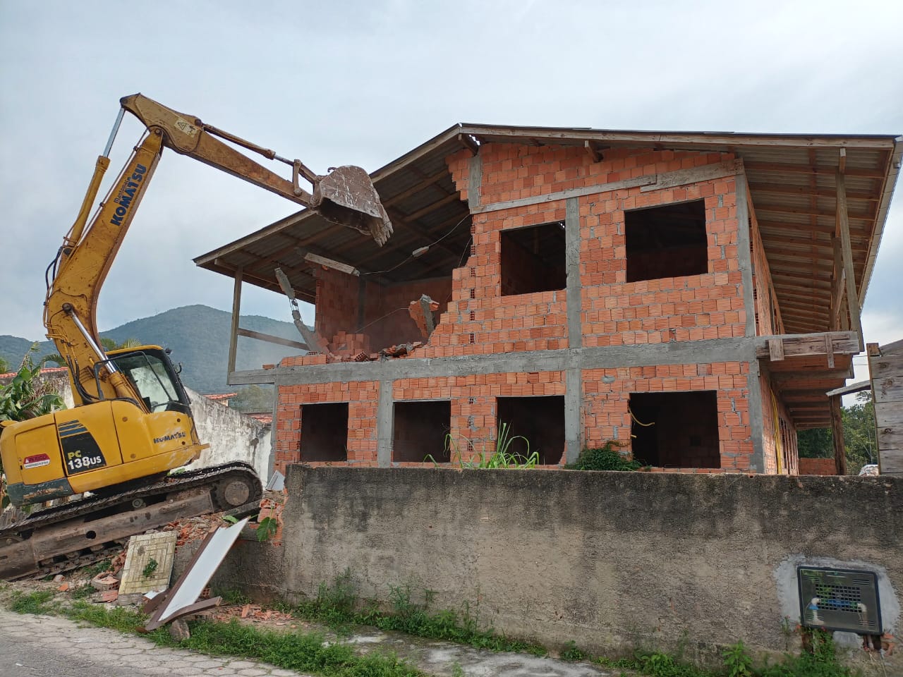 Mutirão de demolição da PMF chega ao Sul e Sudoeste de Florianópolis
