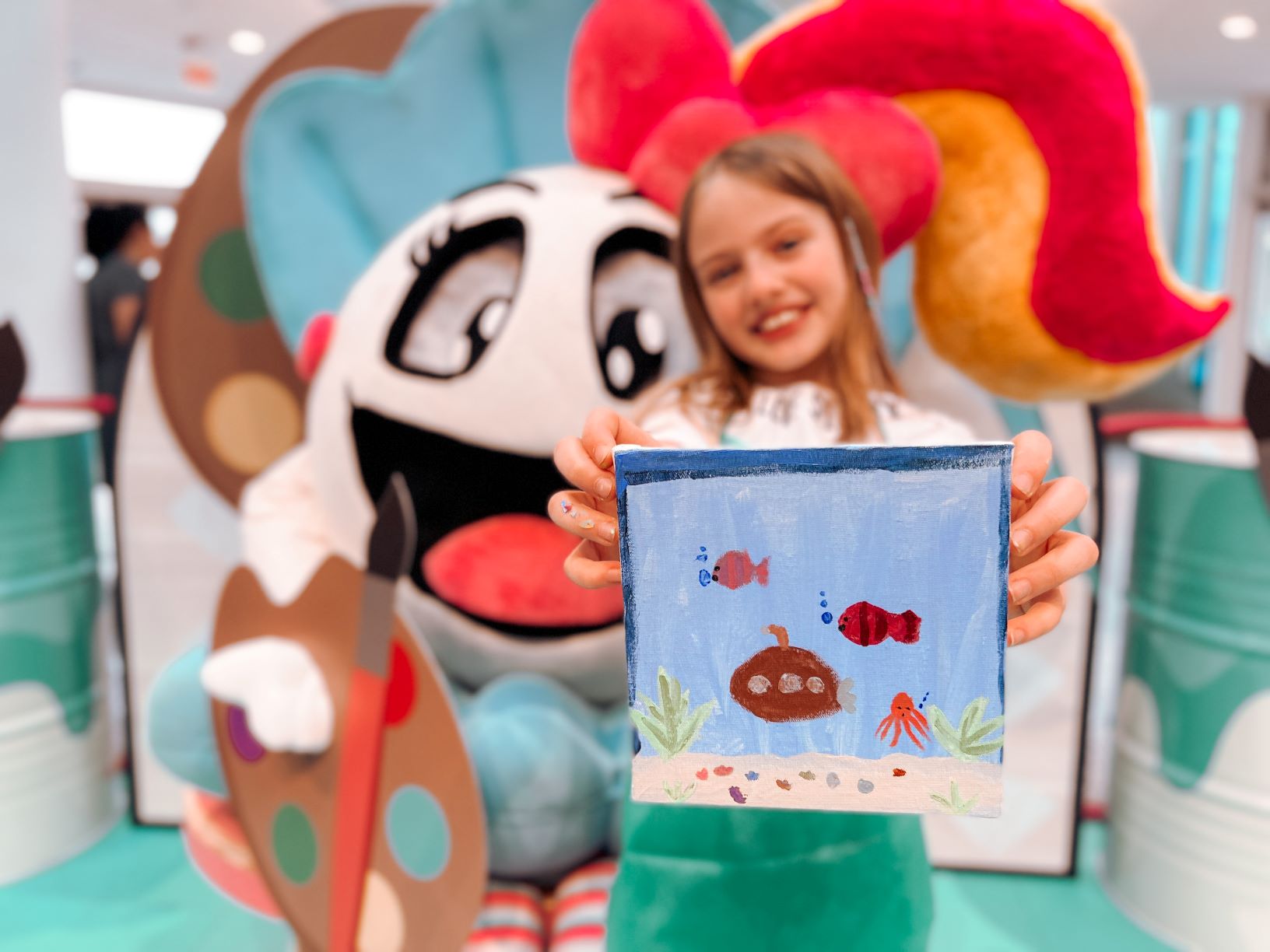 Itajaí Shopping: Crianças brincam de ser artistas e criam suas próprias obras no ‘Ateliê da Pérola’