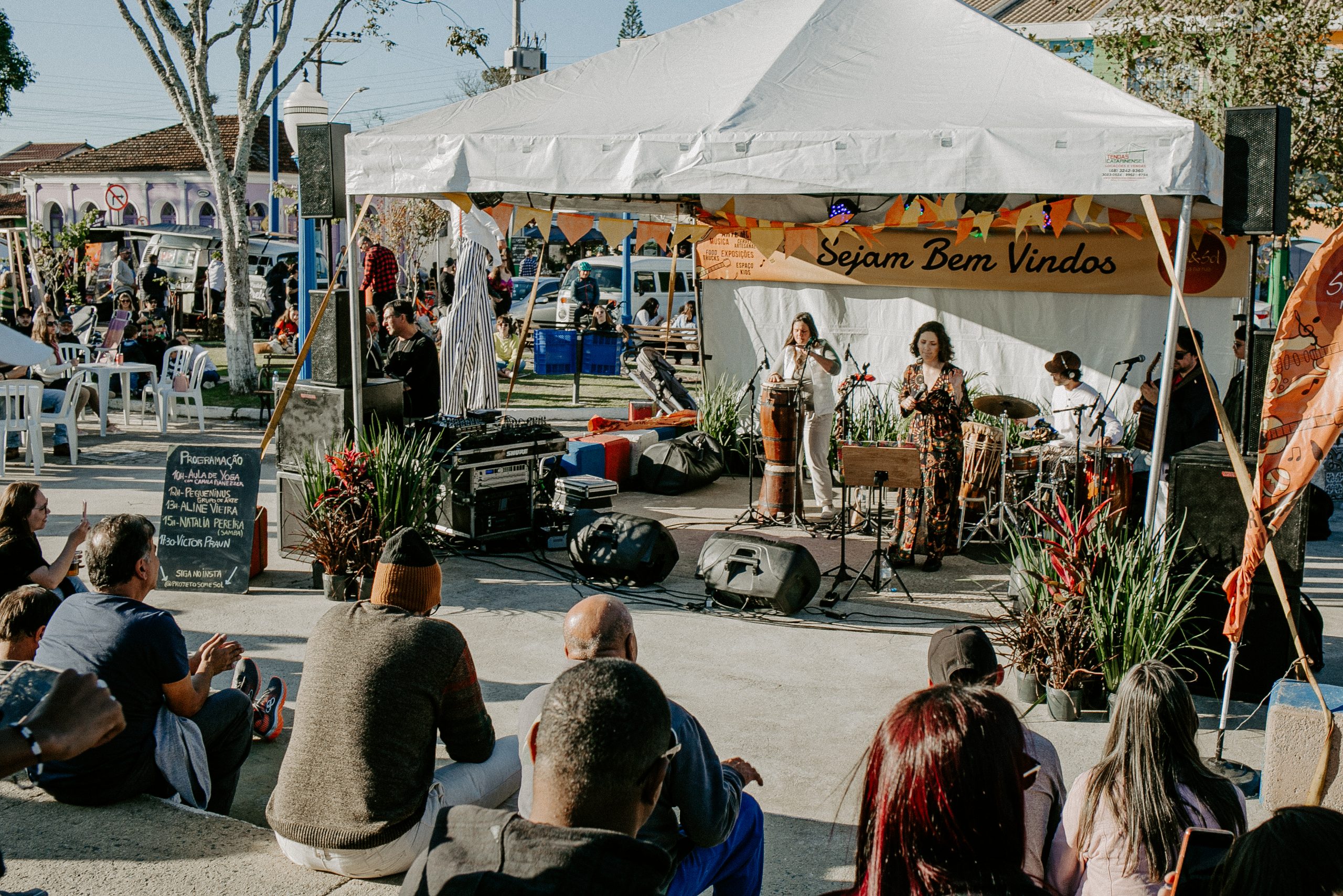 Domingo tem Som & Sol: Música na Rua em Porto Belo