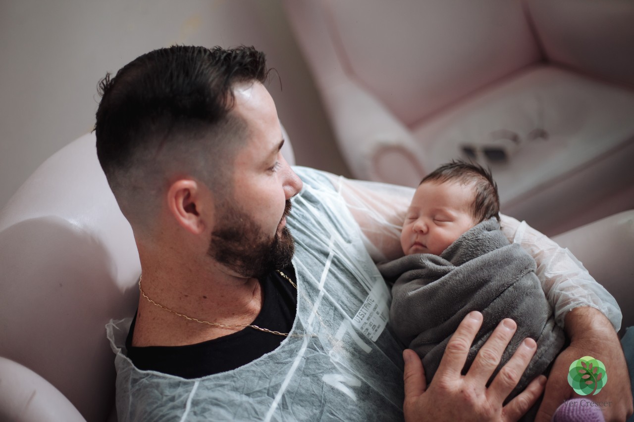 Dia dos Pais: Fotógrafas registram momentos especiais de pais com bebês na UTI Neonatal do Hospital Marieta