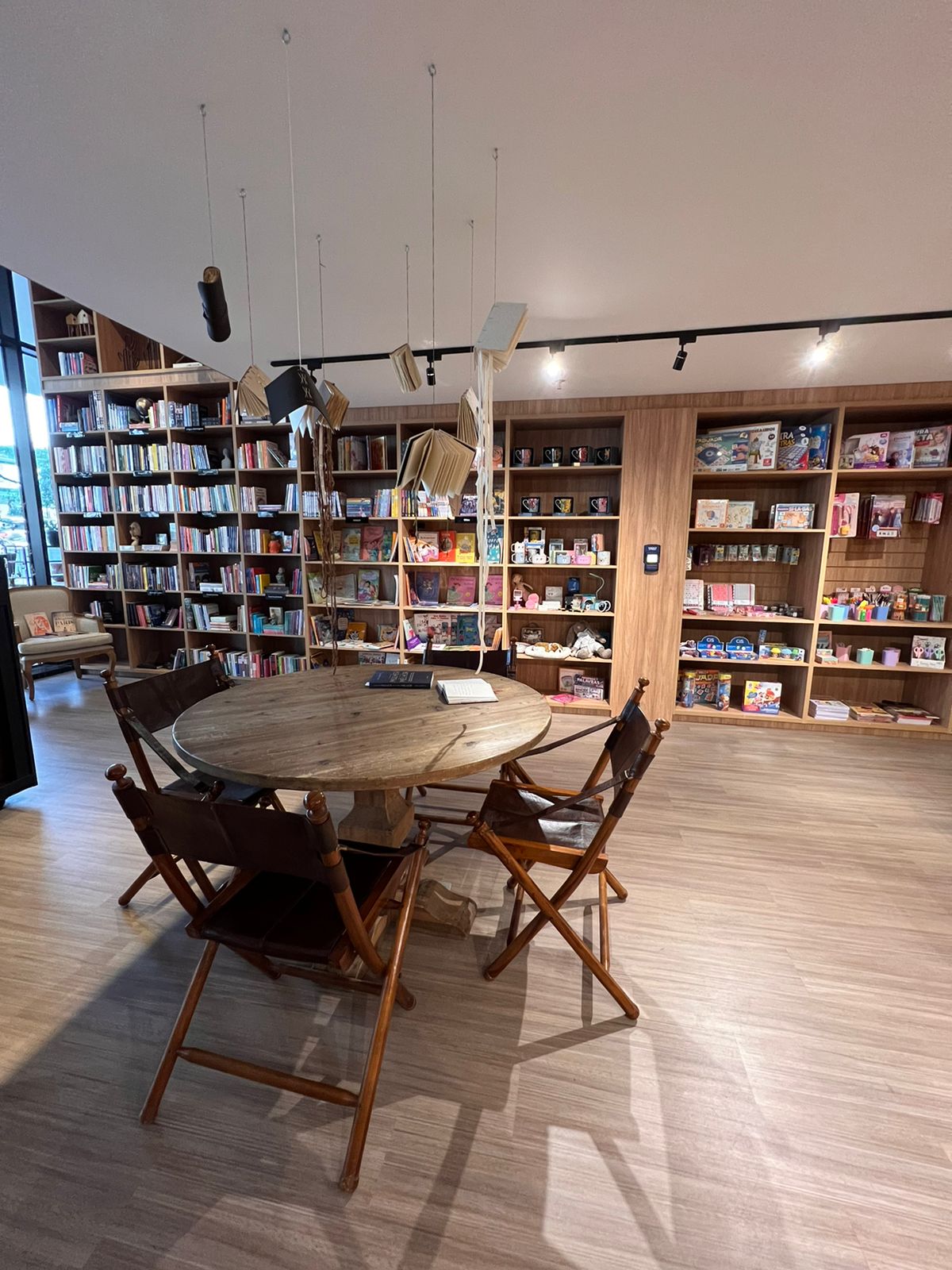 A | Livraria é reinaugurada na Praia Brava como espaço de incentivo à leitura às artes