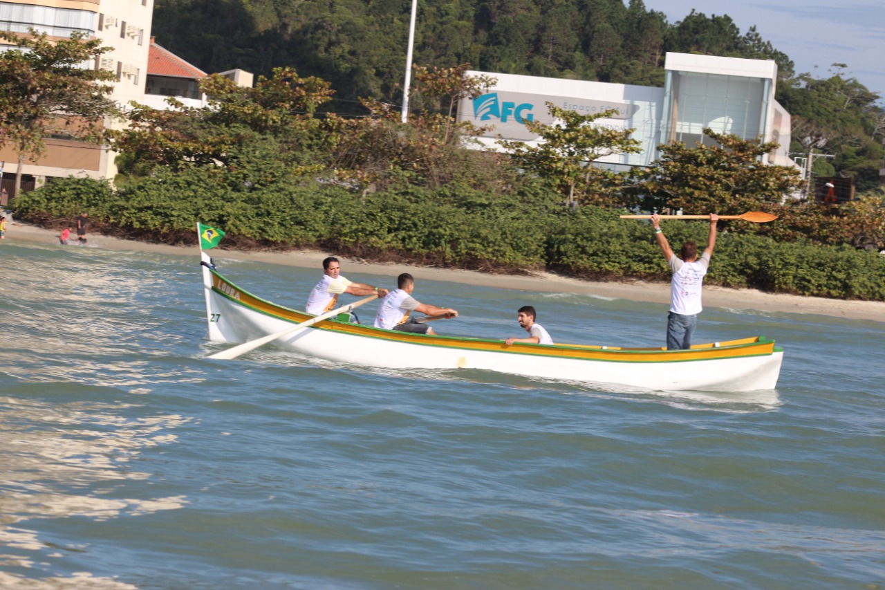 Pescadores confraternizam no Arrancadão de Canoas Artesanais domingo