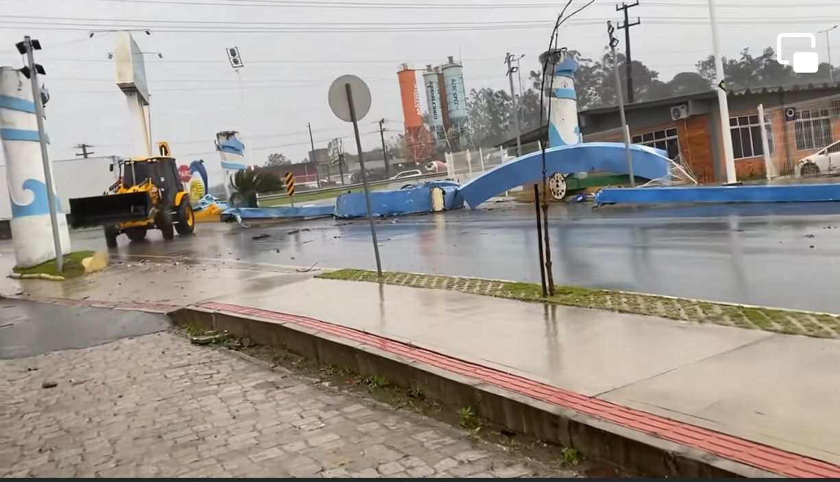 Balneário Piçarras registra em torno de 100 casas destelhadas por conta do ciclone