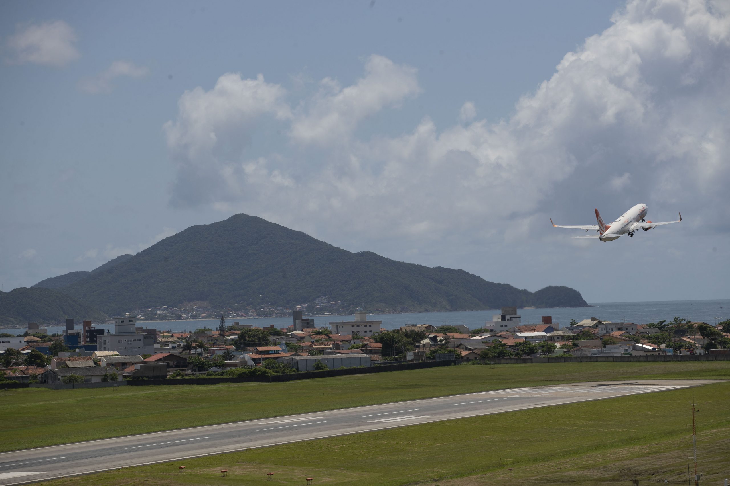 Acidentes Aeronáuticos: CCR Aeroportos alerta população de Navegantes para uso de raio laser apontado para aeronaves