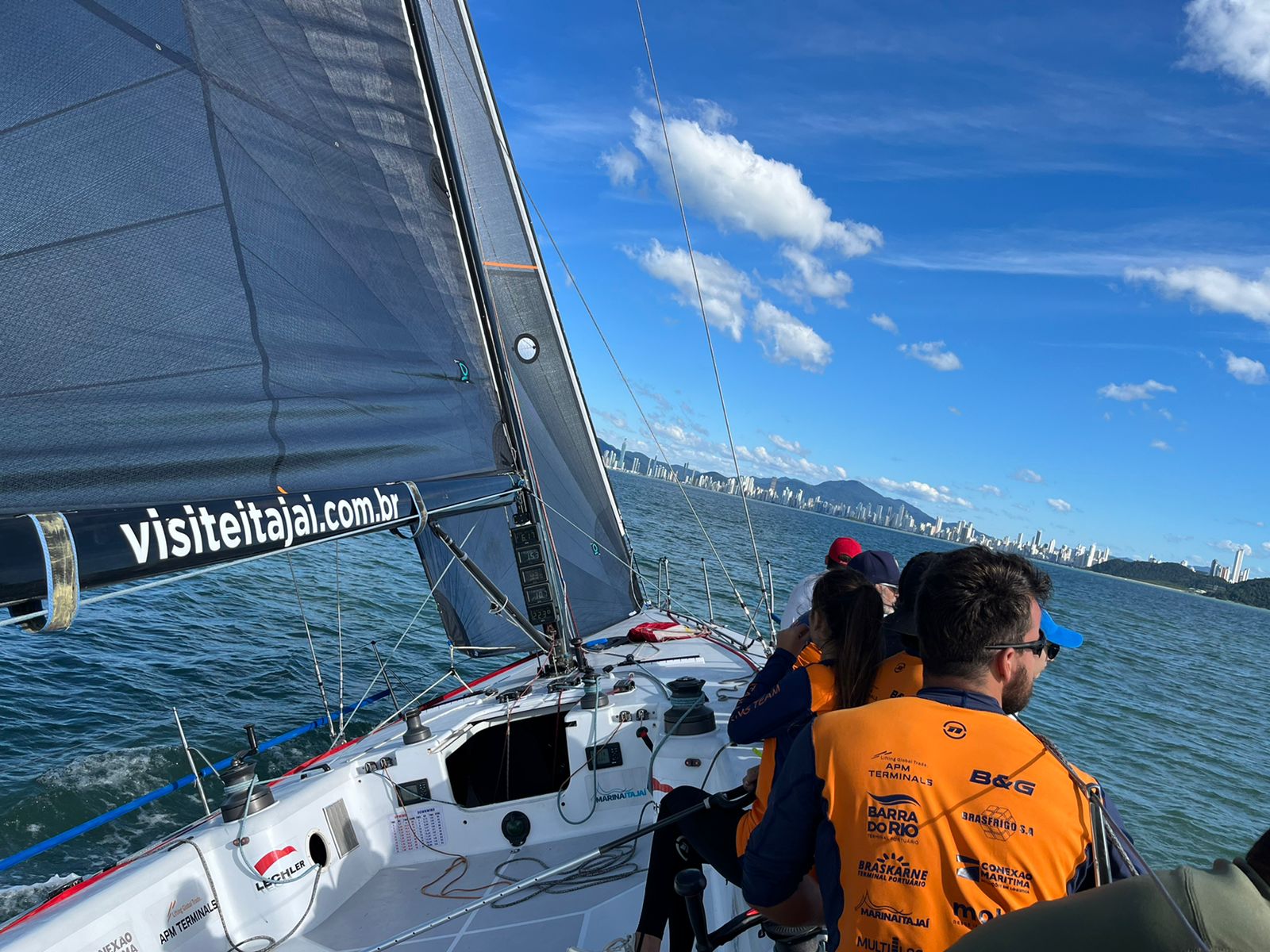 Time itajaiense vence regata em São Chico