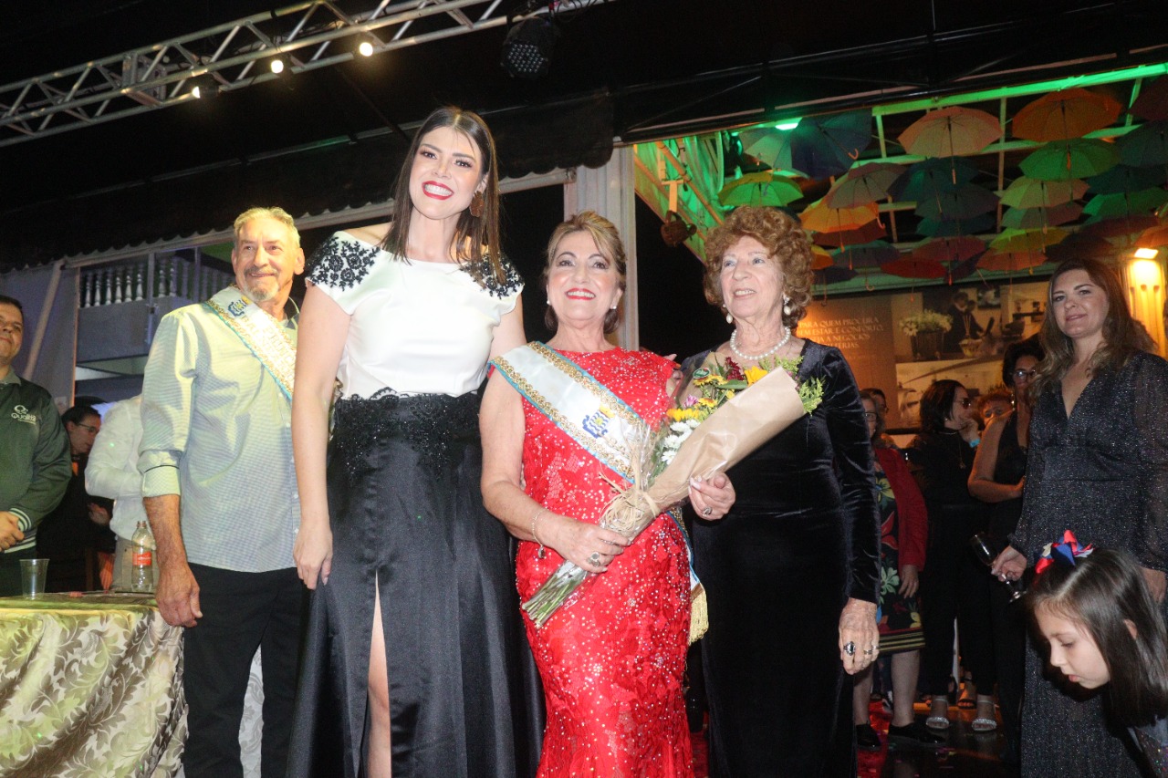 Baile da Realeza premia o rei e a rainha 60+ de BC