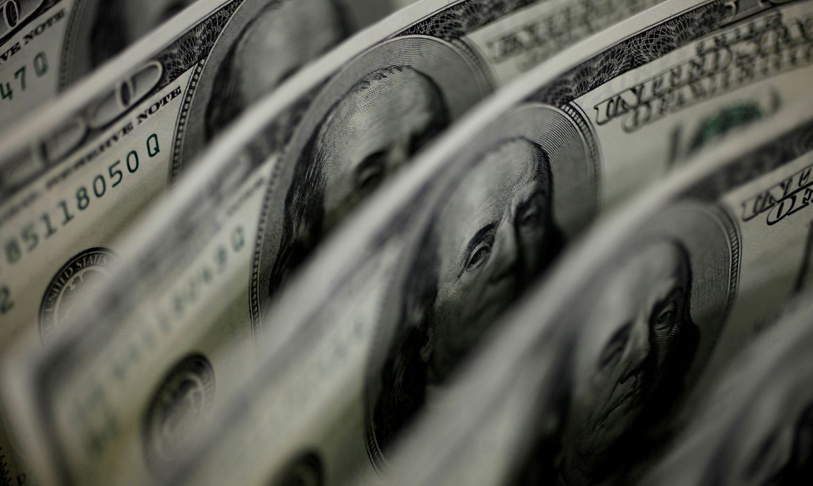 Dólar cai para R$ 5,11, mesmo em dia de protestos Dólar cai para R$ 5,11, mesmo em dia de protestos