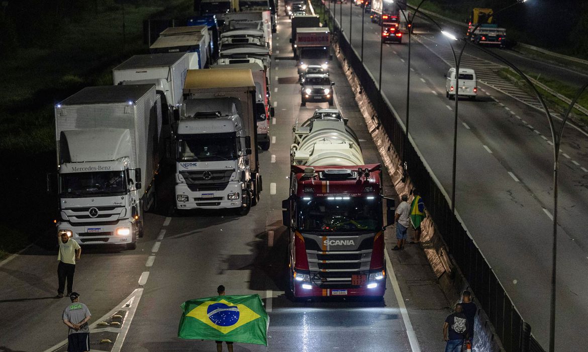Governadores ordenam desobstrução de rodovias bloqueadas Governadores ordenam desobstrução de rodovias bloqueadas