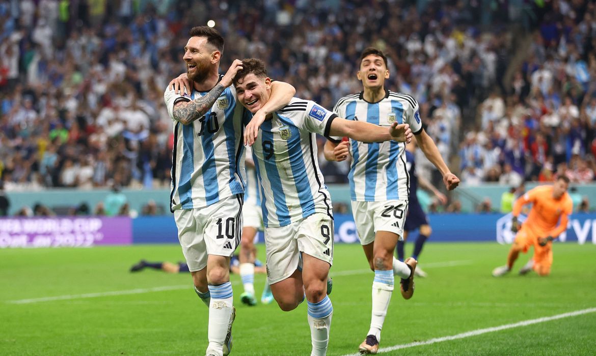 Copa do Catar: Com brilho de Messi e Álvarez, Argentina chega à final da Copa