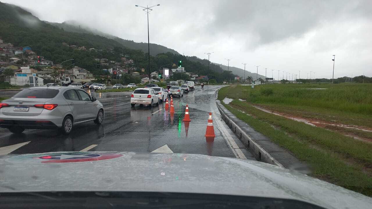 Chuvas alagam rodovias estaduais e provocam bloqueios; confira a situação em Santa Catarina
