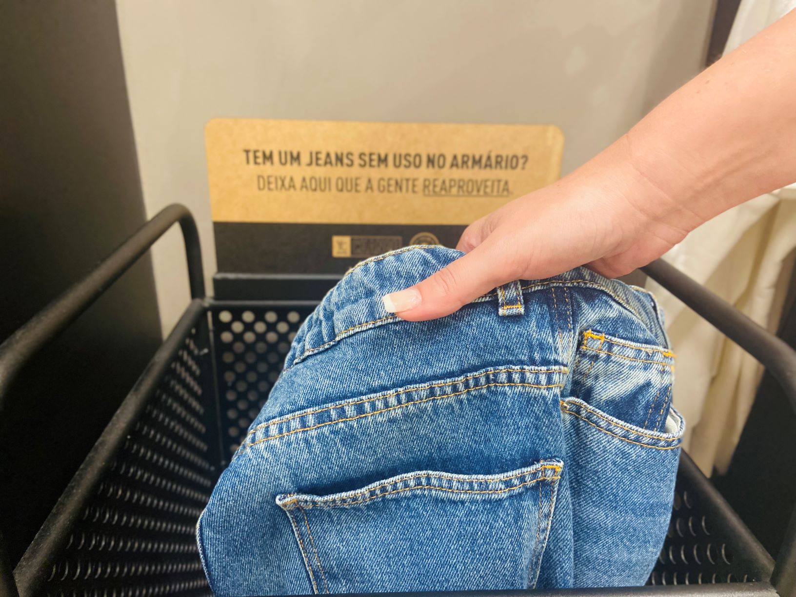 <strong>Projeto de consumo sustentável incentiva descarte de jeans usados com direito a descontos na Youcom do Itajaí Shopping</strong>