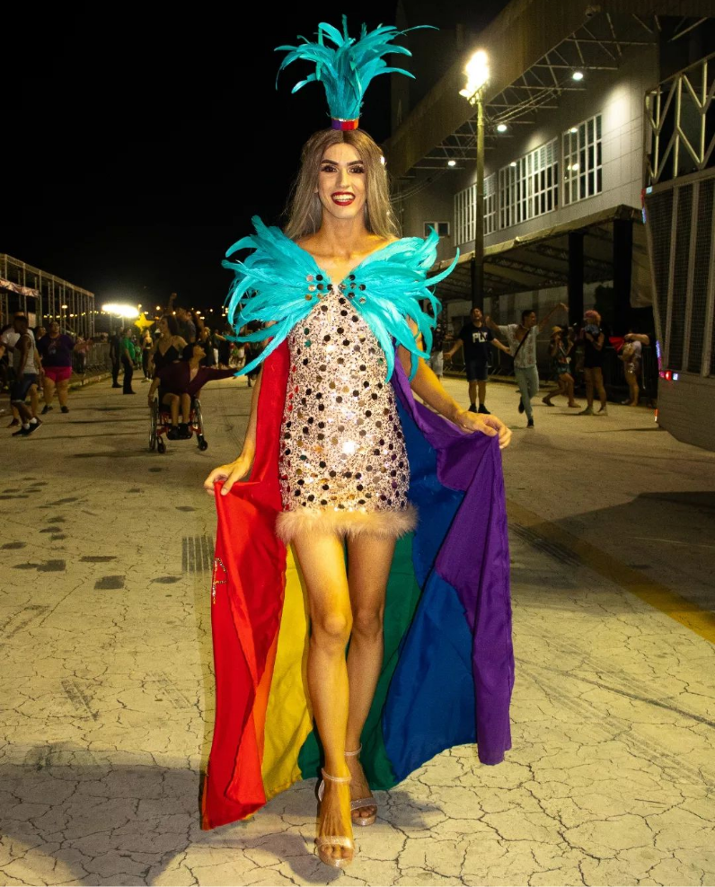 Passarela de Samba Nego Quirido: Drag Ravilla é destaque no desfile da Protegidos da Princesa