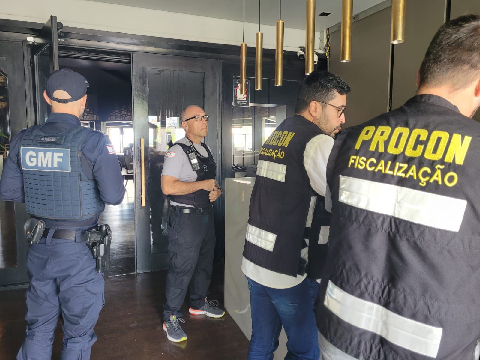 Estabelecimentos Interditados: Inteligência da Prefeitura flagra cobrança por consumação mínima em praias de Florianópolis Estabelecimentos Interditados: Inteligência da Prefeitura flagra cobrança por consumação mínima em praias de Florianópolis