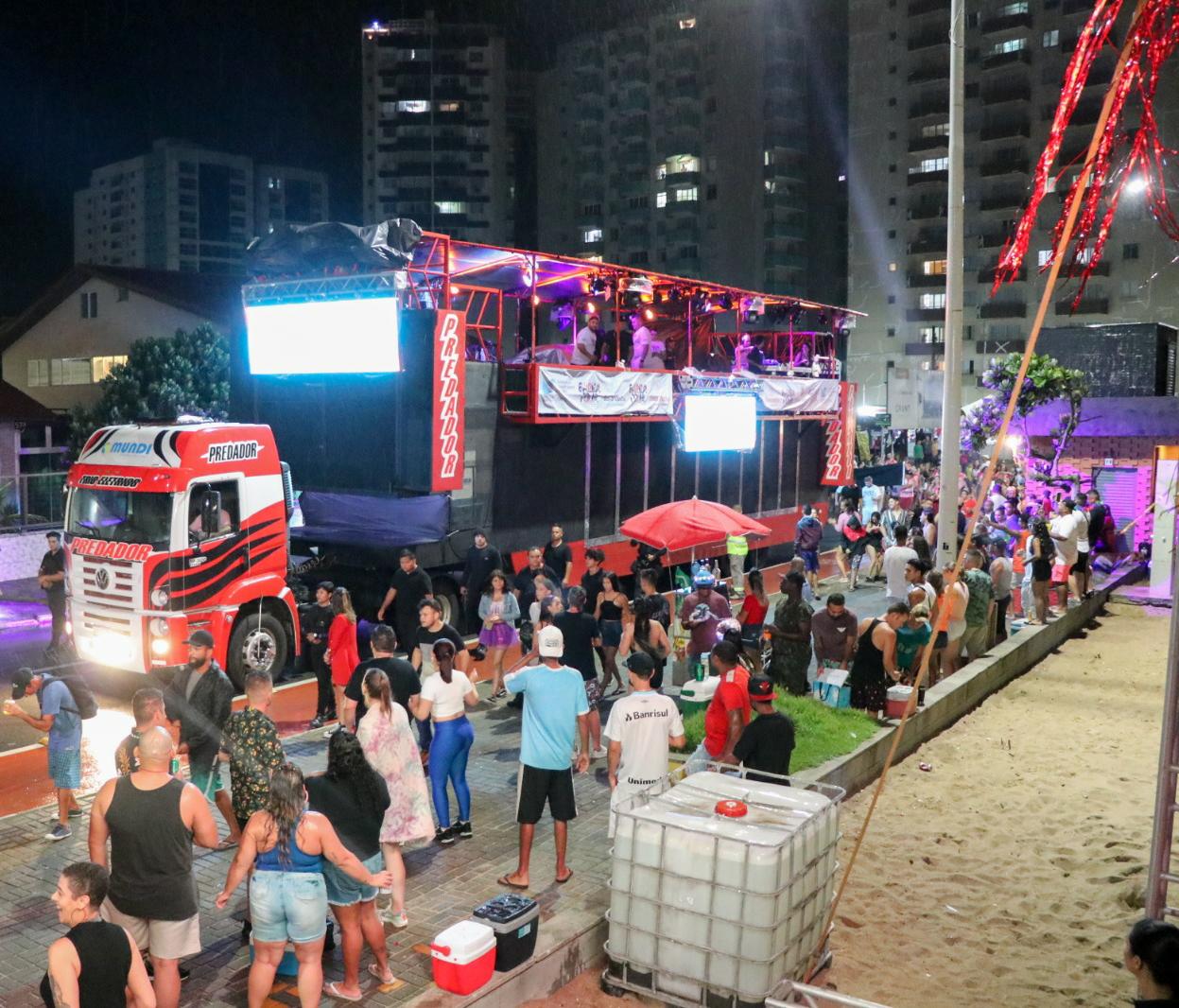 “Carnaval 2023”: DJ Aragão e o Grupo Sempre Bom arrastam foliões no ‘1ª dia do Barra Folia’