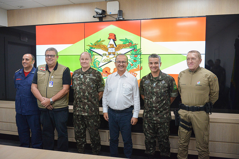 Governador recebe comandante da 5ª Divisão do Exército para alinhar estratégias de ajuda humanitária