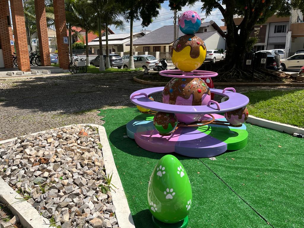 Balneário Piçarras instala decoração de Páscoa na cidade