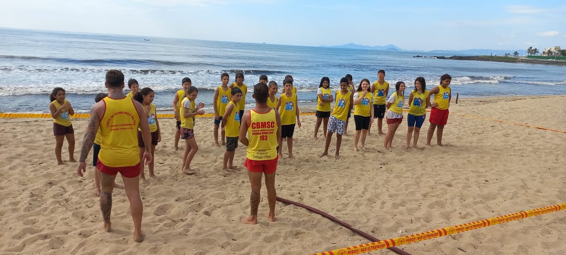 Projeto Escola do Mar realizaram atividades do Projeto Golfinho com o Guarda-vidas em parceria com o Corpo de Bombeiros