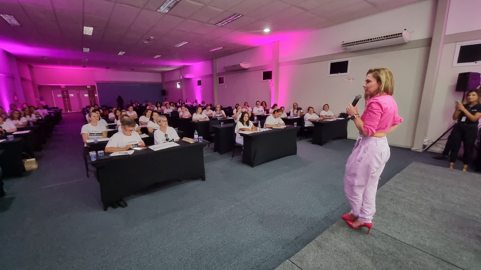 Paulinha fala sobre gestão pública em encontro estadual de vereadoras Paulinha fala sobre gestão pública em encontro estadual de vereadoras