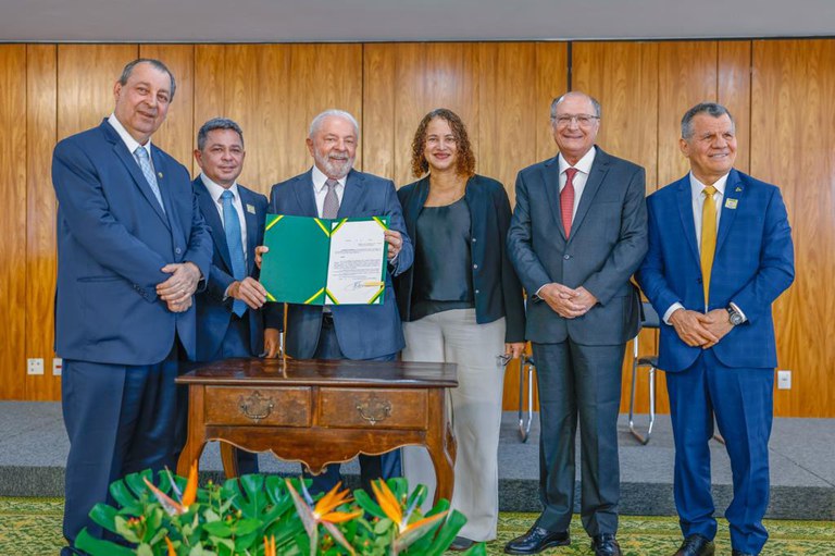 Presidente assina decreto que garante mais autonomia ao Centro de Bionegócios da Amazônia