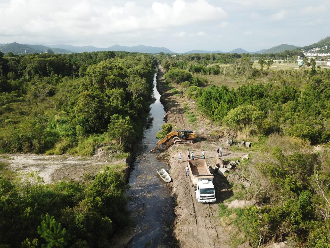 Pacto: Prefeitura finaliza limpeza de canais de drenagem no norte da ilha com retirada de 37 mil caminhões em sedimentos