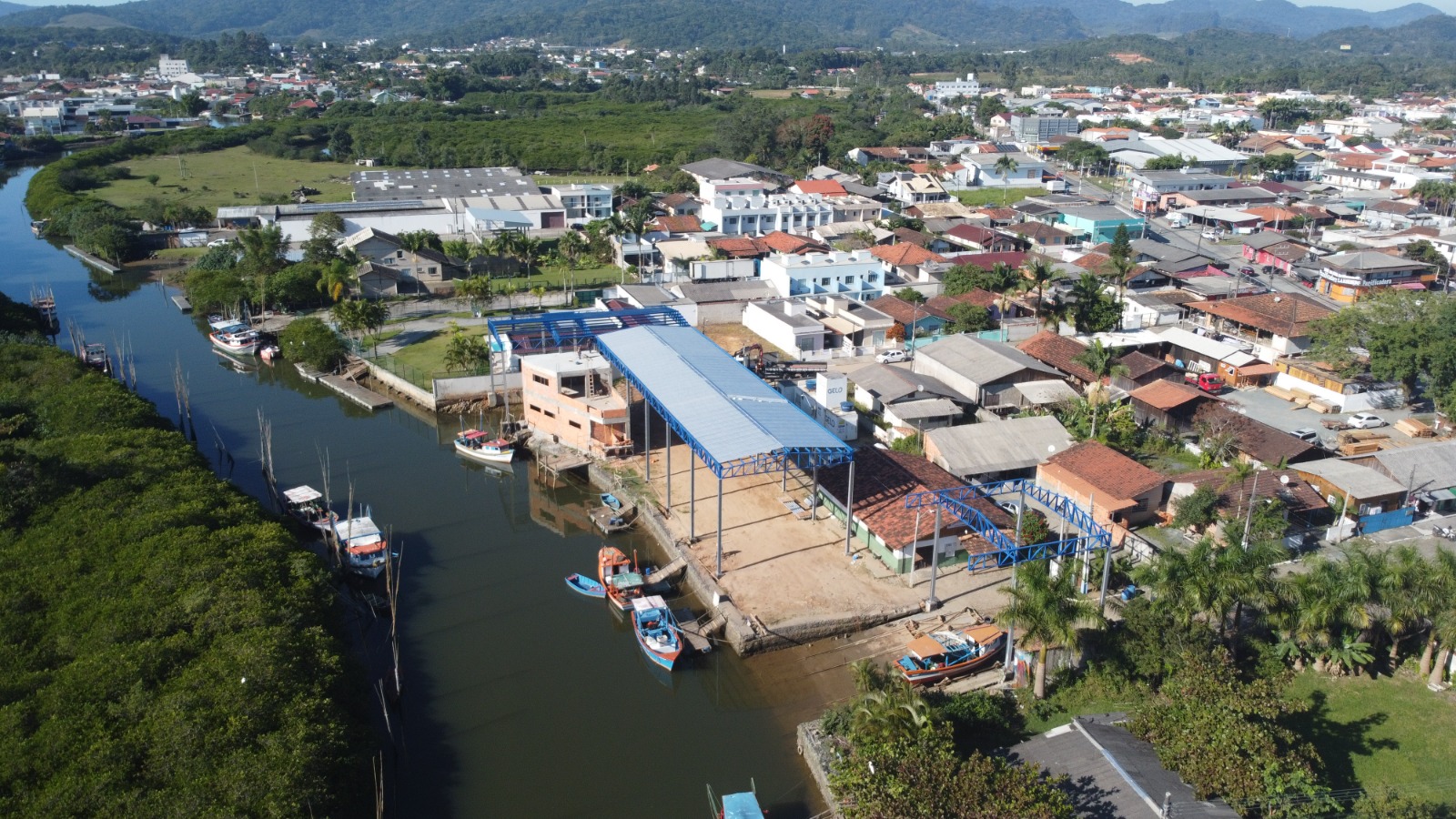 Estrutura metálica do Complexo de Apoio ao Pescador Artesanal está 70% concluída
