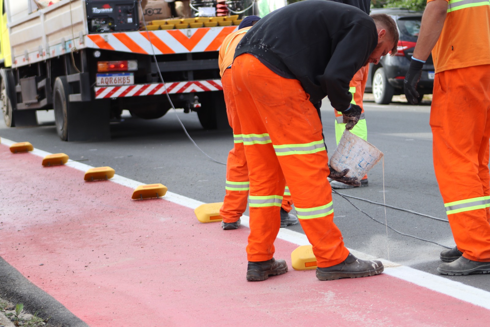 Prefeitura finaliza instalação de tachões, redutores de velocidade e reforça sinalização vertical